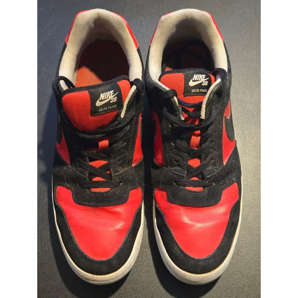 Nike SB Delta Force Mens 13 Black Red Low Top Skate Shoes Suede Leather Preowned
